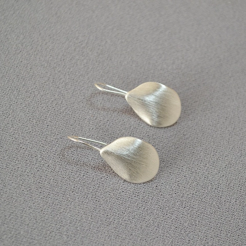Pendientes de Gota de Hoja Irregulares Minimalistas de Cobre Plateado Cepillado para Mujer Pendientes Colgantes Delicados Joyería de Regalo