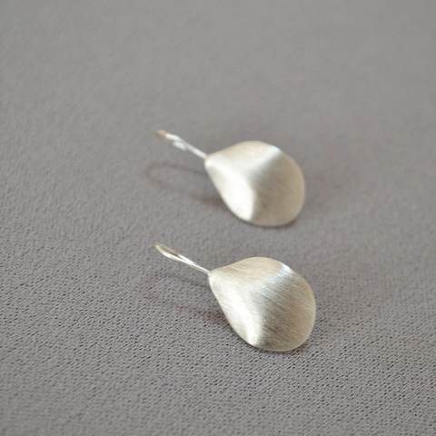 Pendientes de Gota de Hoja Irregulares Minimalistas de Cobre Plateado Cepillado para Mujer Pendientes Colgantes Delicados Joyería de Regalo