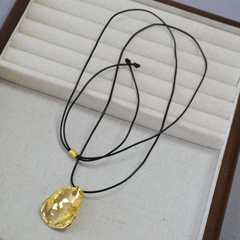 Minimalistische Onregelmatige Gehamerde Organische Hanger Lange Halsketting Voor Vrouwen Verguld Koper Leren Touw Sieraden