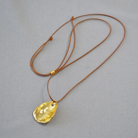 Minimalistische Onregelmatige Gehamerde Organische Hanger Lange Halsketting Voor Vrouwen Verguld Koper Leren Touw Sieraden