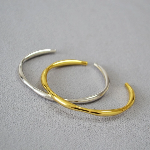 Bracciale Rigido Aperto in Ottone Placcato Oro a Onda Irregolare Minimalista Design Elegante a Linee Gioielli alla Moda da Donna