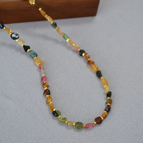 Set Collana e Bracciale in Pietra Irregolare Tormalina Multicolore Fatta a Mano con Distanziatori in Rame Placcato Oro Boho