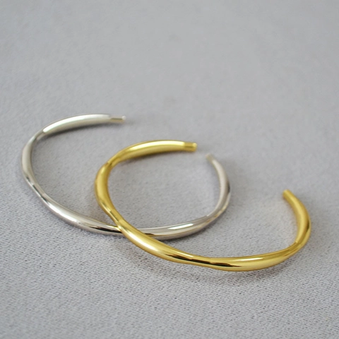 Bracciale Rigido Aperto in Ottone Placcato Oro a Onda Irregolare Minimalista Design Elegante a Linee Gioielli alla Moda da Donna