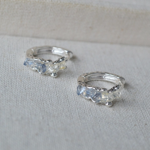 Pendientes de Aro de Cobre con Textura Martillada Minimalistas para Mujer con Incrustaciones de Strass Azul y Blanco Plateados