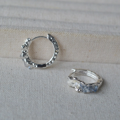 Pendientes de Aro de Cobre con Textura Martillada Minimalistas para Mujer con Incrustaciones de Strass Azul y Blanco Plateados