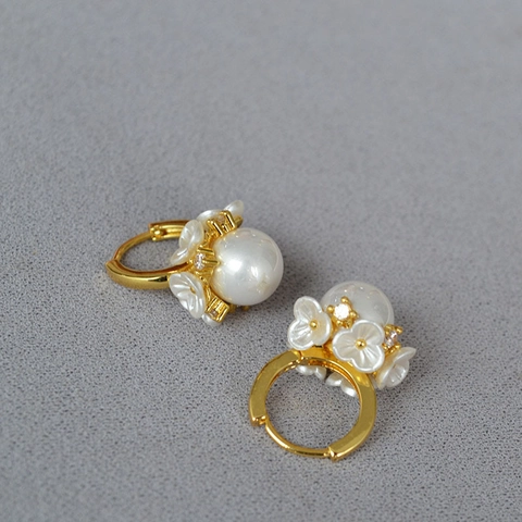 Orecchini a Cerchio in Ottone Placcato Oro Con Fiori Bianchi e Zirconia Per Donna Perla Artificiale Elegante Gioielli