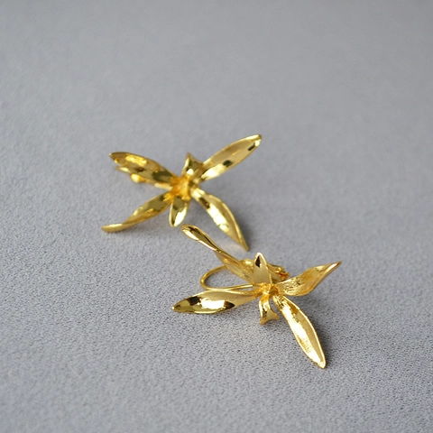 Orecchini a Bottone con Fiori di Iris Irregolari in Nuovo Stile Cinese Vintage Eleganti in Ottone Placcato Oro Gioielli Floreali per Donna