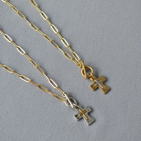 Collana con Ciondolo a Croce in Ottone Placcato Oro Vintage per Uomo Donna Catena a Graffetta Bicolore Chiusura Toggle Gioielli