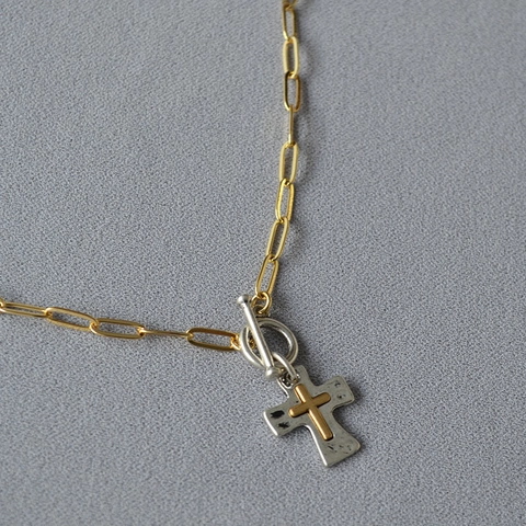 Collana con Ciondolo a Croce in Ottone Placcato Oro Vintage per Uomo Donna Catena a Graffetta Bicolore Chiusura Toggle Gioielli