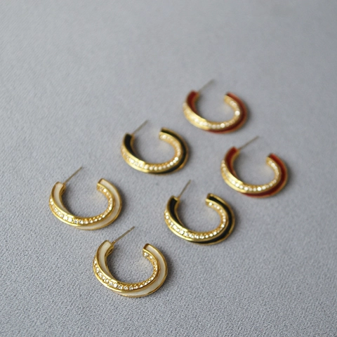 Orecchini a Cerchio C Mobius in Rame Placcato Oro e Smalto Con Accenti in Zirconia e Perno in Argento Sterling 925 Gioielli Donna