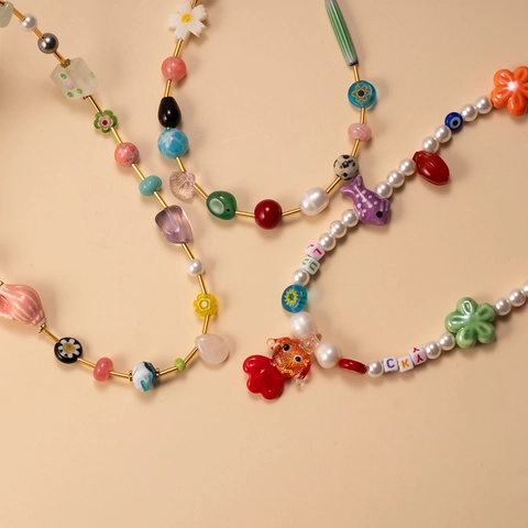 Collana in Acciaio al Titanio con Perle Colorate e Carpa Rossa Lettere Fortunate Perla Artificiale Boho Y2K Collana con Pendente per Donna