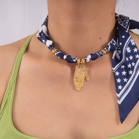 Collana a Sciarpa Boemia per Donna Pendente a Croce Malocchio Mano di Fatima Conchiglia in Acciaio Inox Corda di Tessuto Raso