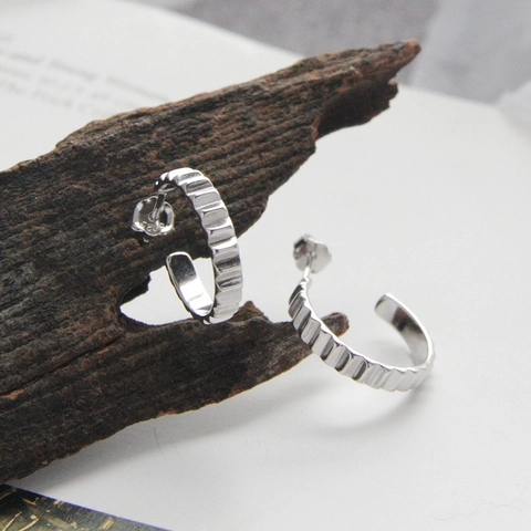 Orecchini a Bottone a Forma di C a Costine in Argento Sterling 925 per Donna Gioielli Geometrici Minimalisti in Stile Industriale