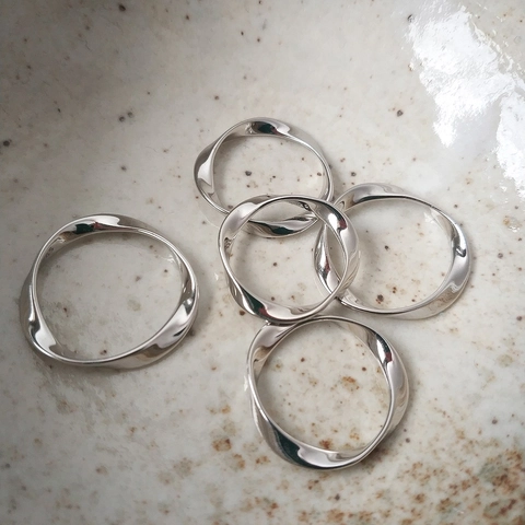Minimalist S925 Sterling Silver Mobius Strip Ring For Women Chic Twisted Wave Band Statement Finger Ring Fashion Jewelry