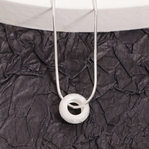 Collana Minimalista con Ciondolo a Ciambella in Argento Sterling 925 per Donna Design Opaco Catena a Osso di Serpente Gioielli