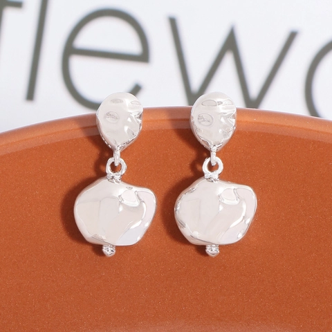 Orecchini a Bottone in Argento Sterling 925 con Texture Martellata Irregolare Design Moderno in Metallo Liquido Donna