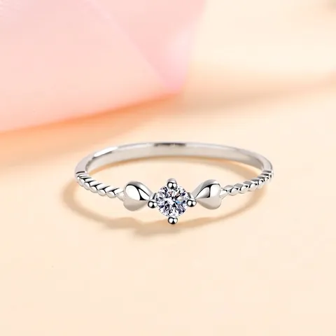 925 Sterlingsilber Moissanit Ring Für Damen Gedrehtes Band Herz Akzente 4-Krappenfassung 0.1ct Runder Moissanit Solitär Verlobungsring Mode Schmuck