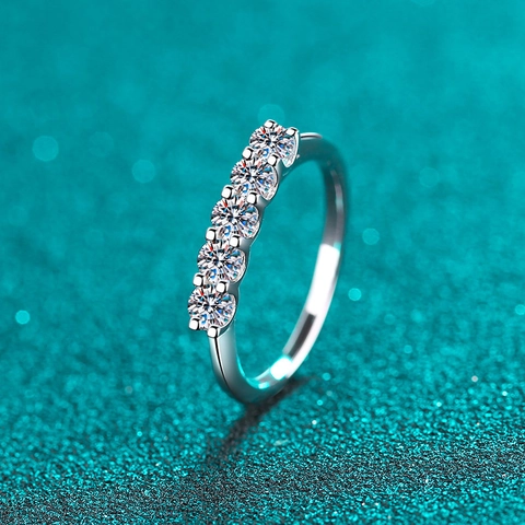 Anello a Fascia in Argento Sterling S925 con Moissanite per Donna Anello di Fidanzamento a Cinque Pietre Gioielli Placcati in Rodio