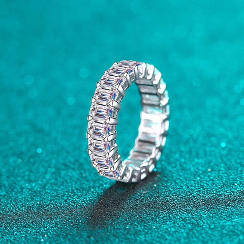 Lujoso Anillo de Eternidad de Plata de Ley S925 Corte Esmeralda Moissanita Banda Alterna de Circonia Verde Blanco Joyería de Boda Mujer