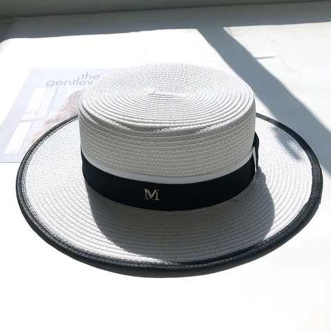 Französischer Boater Strohhut Damen Sommer Strand Sonnenhut Metallbuchstabe M Band Flaches Top Breiter Rand Papierstroh Panama Hut