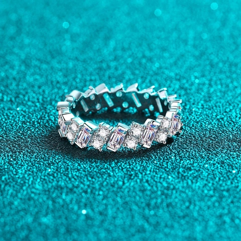 Anello Eternity in Argento Sterling S925 Con Moissanite Completa per Donna Design a Onda Gioielli Scintillanti Anello da Dito di Lusso Leggero