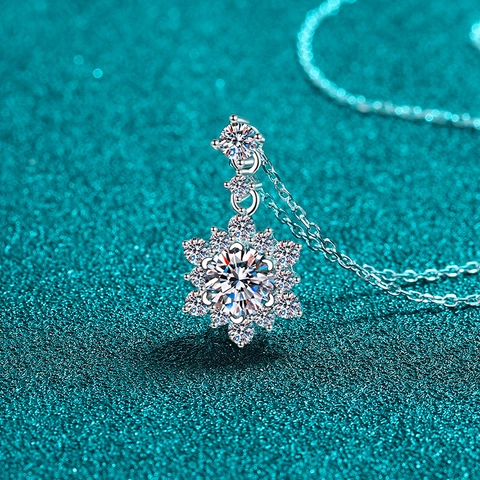 925 Sterling Silver Snowflake Pendant Necklace For Women Sparkling Moissanite Zirconia Inlaid Electroplated Elegant Clavicle Chain Jewelry Gift