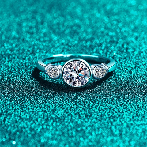 Anello in Argento Sterling S925 Con Moissanite per Donna 1.6ct Taglio Brillante Rotondo Anello di Fidanzamento a Tre Pietre