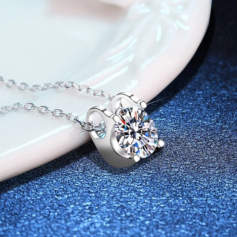 Classic Bullhead Moissanite Necklace 925 Sterling Silver Pendant For Women Round Brilliant Cut Diamond Alternative Elegant Jewelry Gift