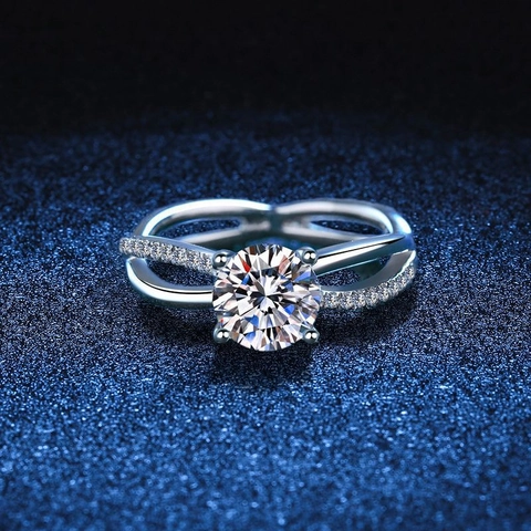 Anello in Argento Sterling 925 con Moissanite per Donna Taglio Rotondo 1 Carat Fascia Traforata Incrociata Gioielli di Lusso