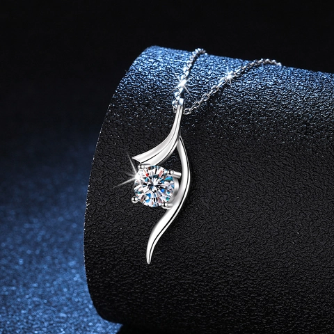 Elegant 925 Sterling Silver Moissanite Pendant Necklace For Women Round Brilliant Cut Ribbon Design Jewelry Anniversary Gift