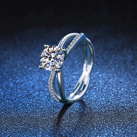 Anello in Argento Sterling 925 con Moissanite per Donna Taglio Rotondo 1 Carat Fascia Traforata Incrociata Gioielli di Lusso