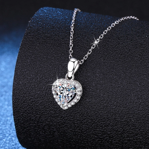 Collar con Colgante de Corazón de Plata de Ley 925 Moissanita Elegante Collar de Halo de Diamantes de Imitación para Mujer