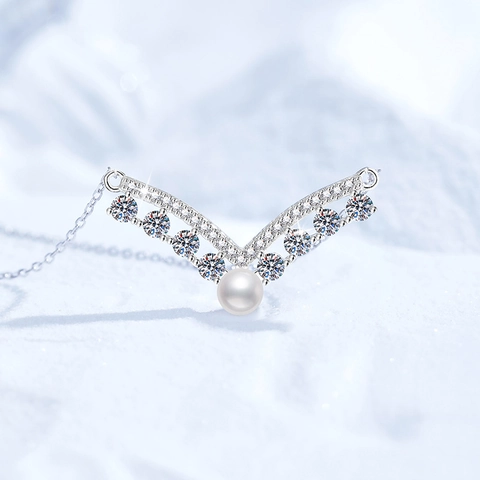 925 Sterling Silver V Shaped Moissanite Pendant Necklace With Freshwater Pearl Elegant Jewelry For Women Daily Wear