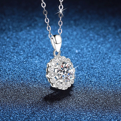 S925 Sterling Silver 1 Carat Moissanite Pendant Necklace For Women Halo Flower Petal Design Commute Fine Jewelry Accessory Gift