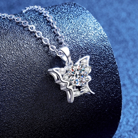 Collana con Pendente a Farfalla in Argento Sterling 925 con Moissanite e Perla Artificiale Design Animale per Donna
