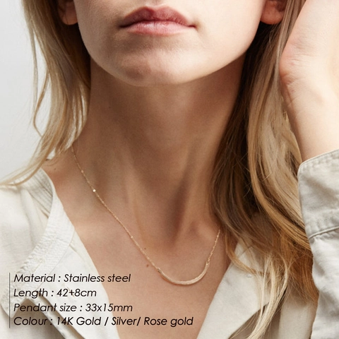 Collana Minimalista in Acciaio Inossidabile con Pendente Curvo Smile Girocollo Elegante Regalo Gioielli Donna