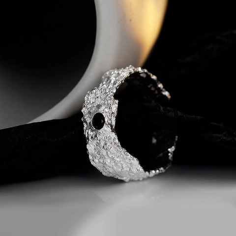 S925 Sterling Zilver Onregelmatige Lava Textuur Open Ring Voor Vrouwen Zwarte Strass Ingelegd Wijsvinger Verstelbare Sieraden