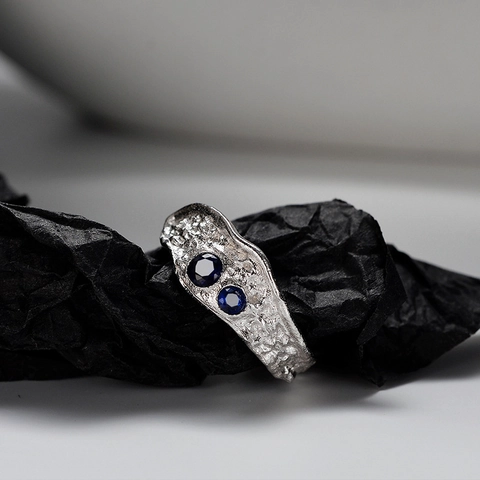 Französischer Eleganter S925 Sterlingsilber Blauer Zirkonia Gehämmerter Offener Ring Für Damen Vintage Handgefertigter Ring