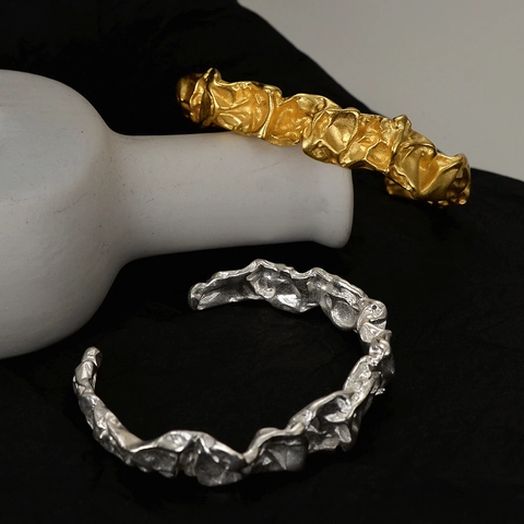 Brazalete Abierto de Plata de Ley S925 Con Textura de Papel de Aluminio Irregular para Mujer Heavy Metal Bañado en Oro 18K Diseño de Lava