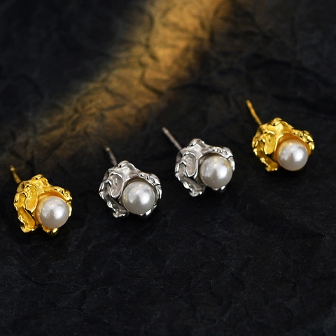Orecchini a Bottone in Argento Sterling 925 con Perla Artificiale Elegante Trama a Petalo Irregolare Design INS Donna