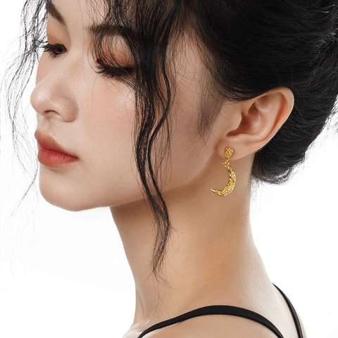Pendientes de botón de luna irregulares de plata de ley 925 para mujer diseño de nicho textura de metal líquido chapado en oro de 18K estilo punk joyería de oreja de moda