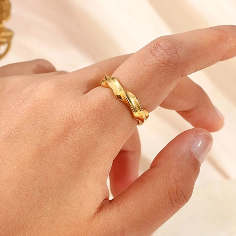 Minimalistische Roestvrijstalen Watergolf Ring Voor Dames 18K Vergulde Onregelmatige Geometrische Band Sieraden Light Luxe Ring