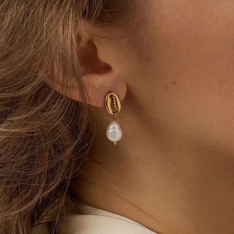 Eleganti Orecchini a Pendente in Acciaio Inossidabile Placcato Oro Con Conchiglia e Perla d'Acqua Dolce Gioielli Donna