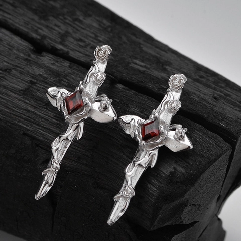Pendientes de Botón de Cruz y Rosa de Plata de Ley 925 Góticos para Mujer Diseño de Nicho con Strass Rojos y Enredaderas Irregulares