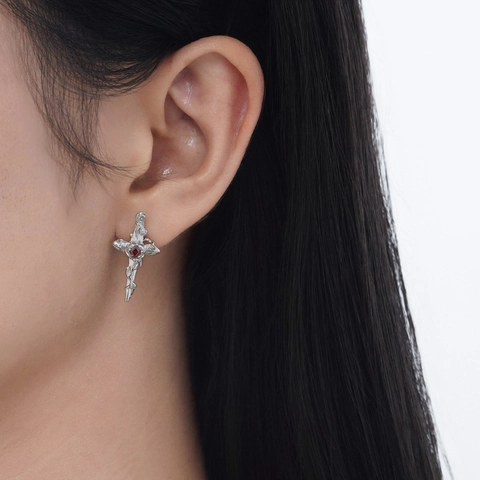 Pendientes de Botón de Cruz y Rosa de Plata de Ley 925 Góticos para Mujer Diseño de Nicho con Strass Rojos y Enredaderas Irregulares
