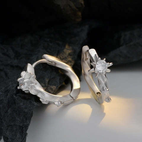 Pendientes de Aro Huggie Estrella de Ocho Puntas de Plata de Ley 925 para Mujer Acabado Mate Joyería Minimalista con Incrustaciones de Strass