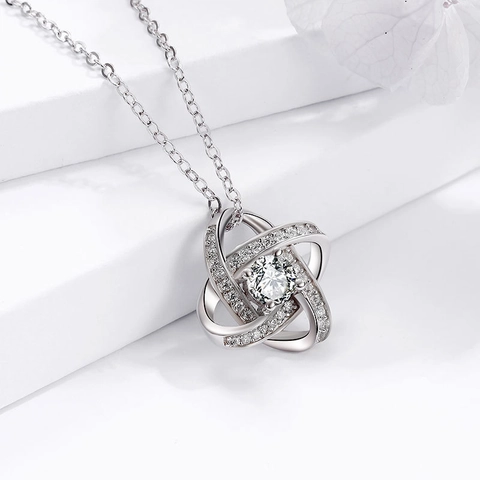 Collana con Ciondolo a Quadrifoglio Intrecciato in Argento Sterling S925 per Donna Gioielli con Catena a Clavicola Geometrica con Zirconia Intarsiata