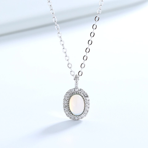 Elegante 925 Sterlingsilber Ovaler Künstlicher Mondstein Anhänger Halskette Luxuriöse Zirkonia Halo Schlüsselbeinkette Damen Schmuck