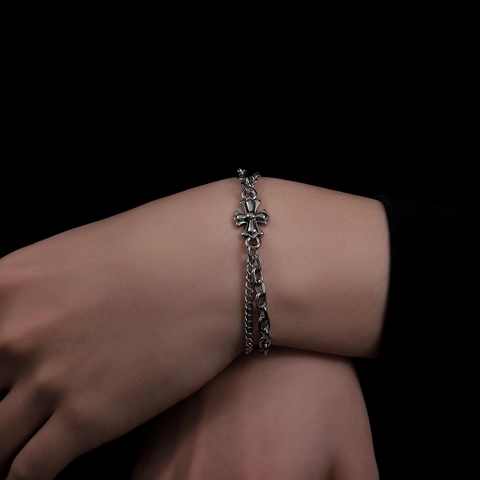 Bracelet Double Couche Croix en Acier Titane Rétro Punk Gothique Chaîne Argent Avec Plaque d'Identité Bijoux de Main Unisexe