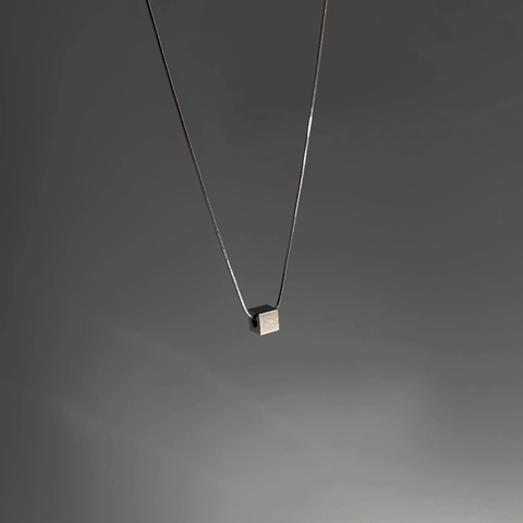 Collier Pendentif Cube en Acier au Titane Minimaliste pour Hommes Femmes Chaîne Serpent Argent Bijoux Style Industriel Géométrique